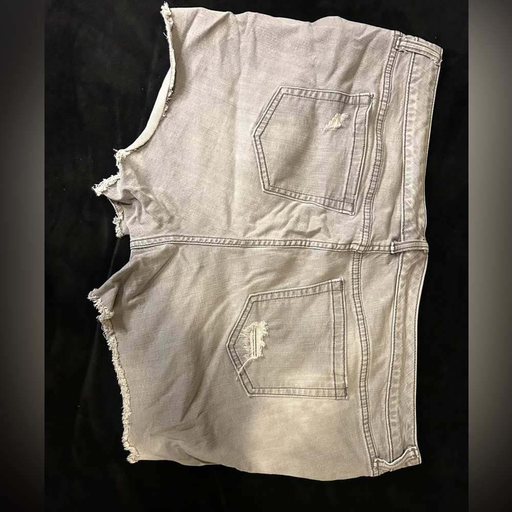 Light grey distressed jean shorts - Picture 2 of 5